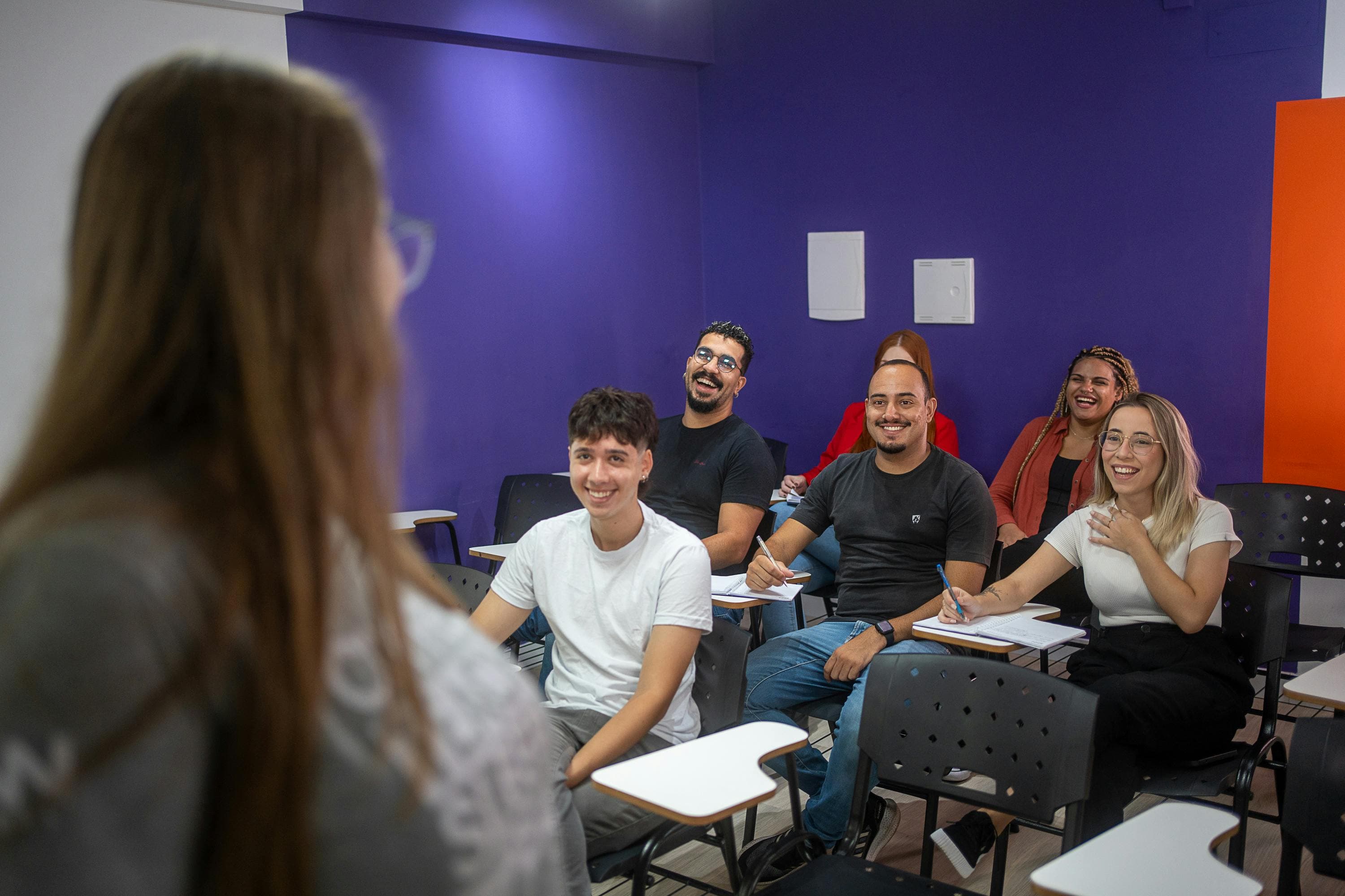 imagem alunos na sala de aula knn idiomas