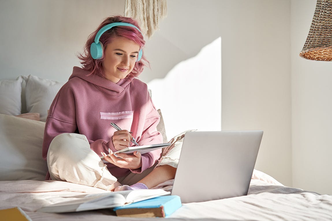 imagem menina estudando em casa