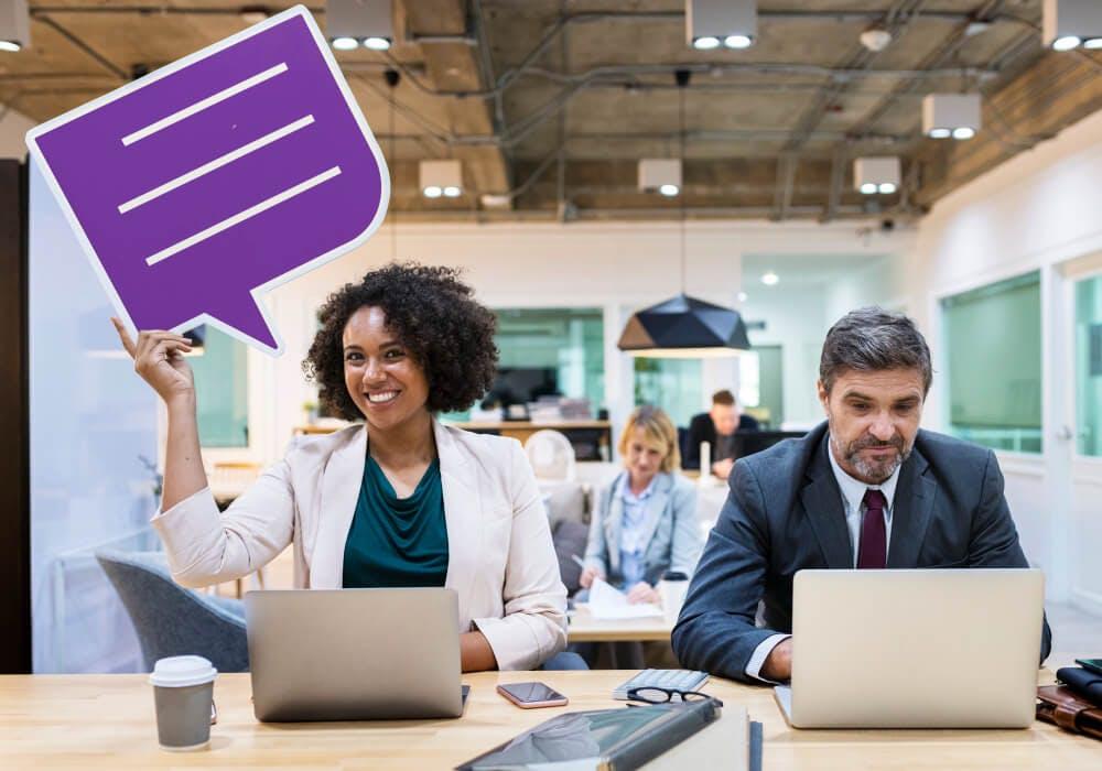 Mulher e homem no ambiente de trabalho corporativo. Ela segura um balão de fala