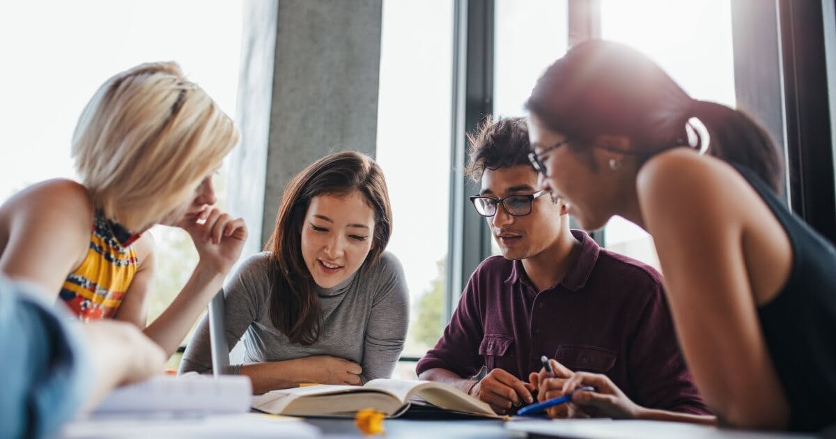 Alunos reunidos e estudando juntos