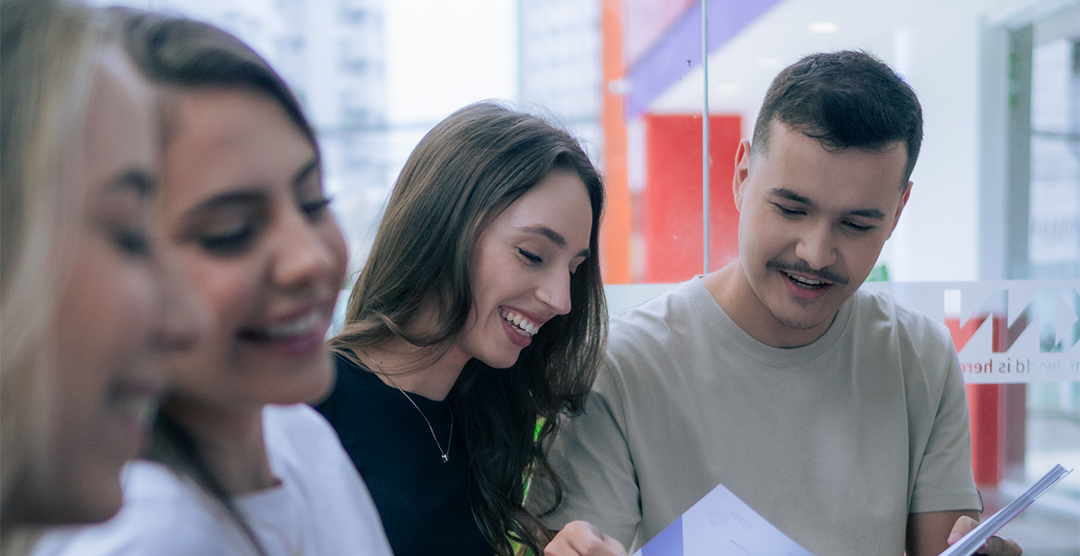 Três pessoas estudando em uma sala de aula